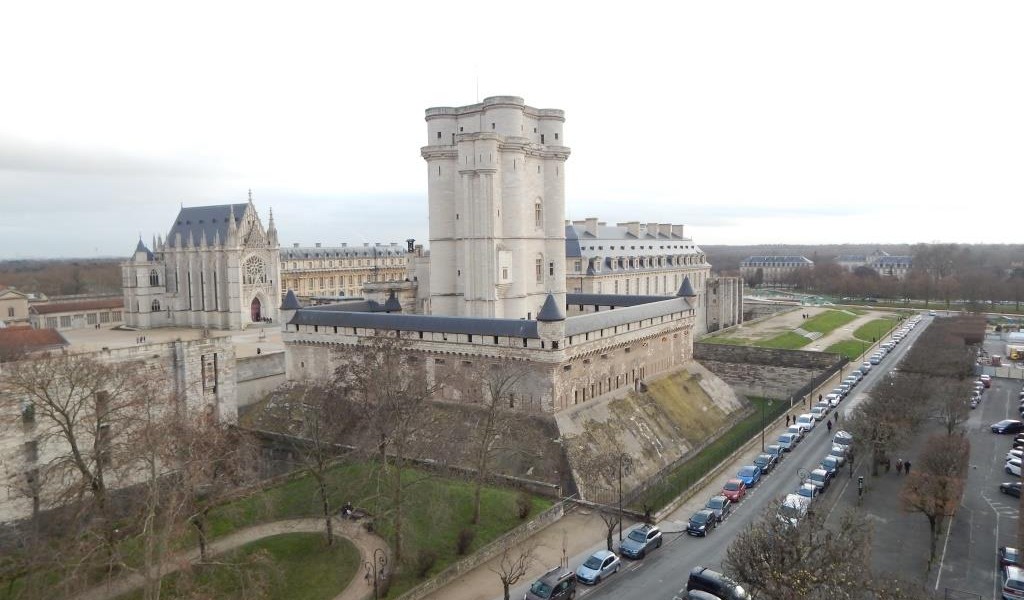 FACE AU CHÂTEAU