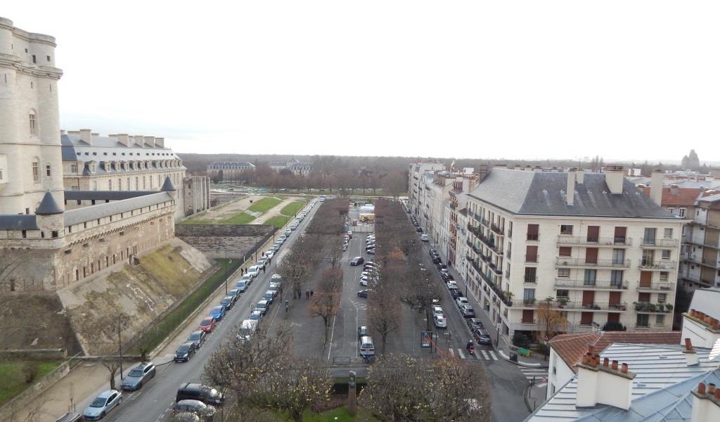 FACE AU CHÂTEAU